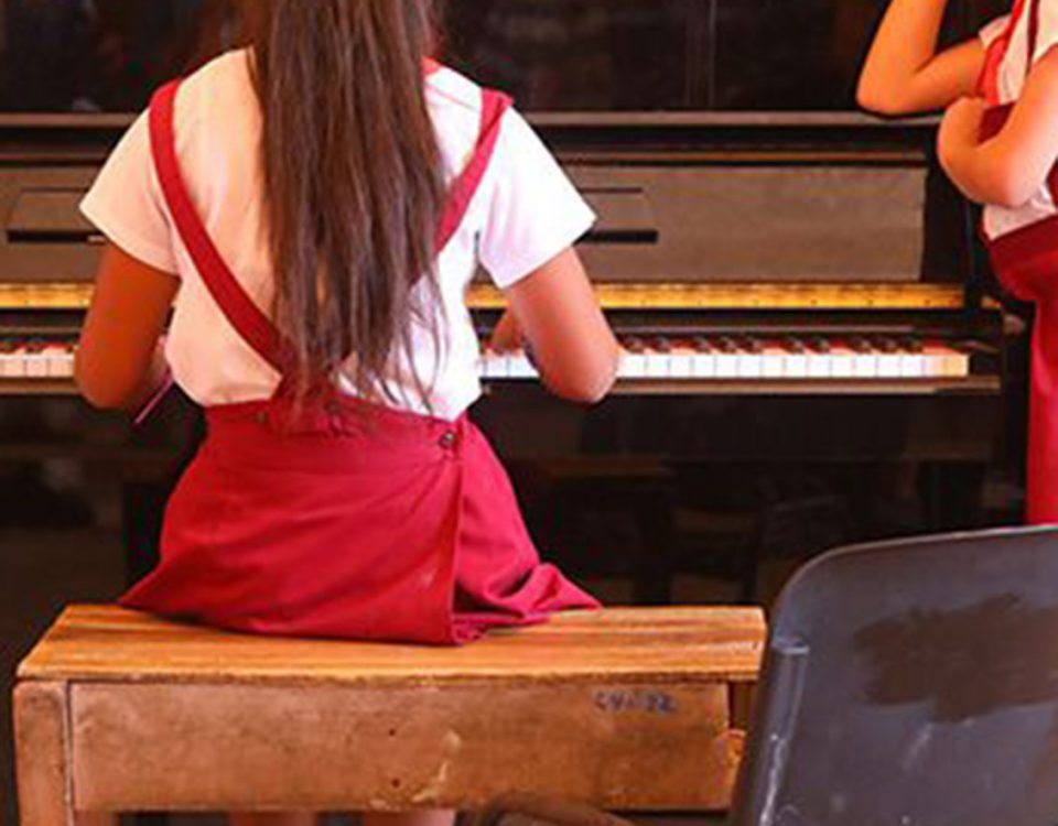 aprendiendo música en La Habana
